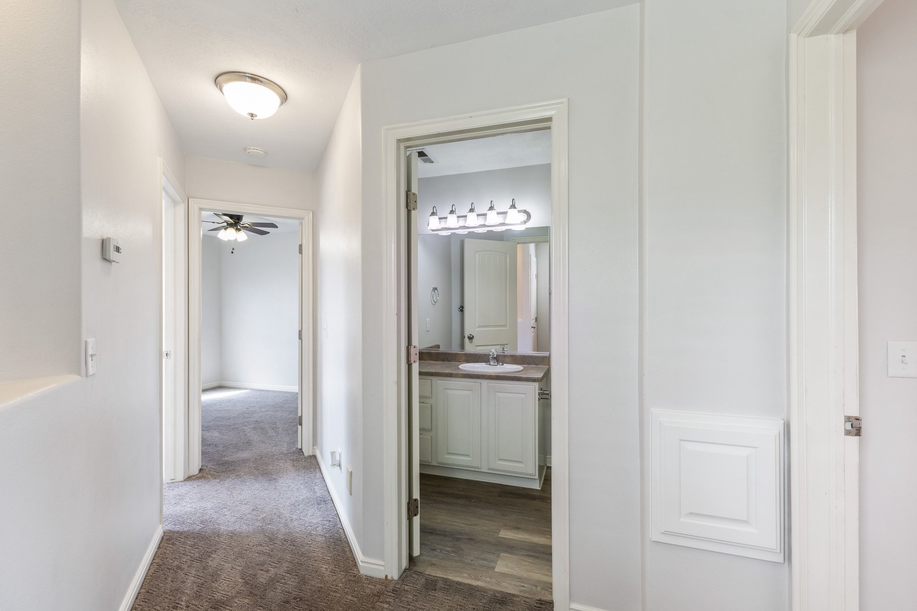  Private End Unit Townhome Near College, Hospital & Shopping – Move-In Ready - 物件實景