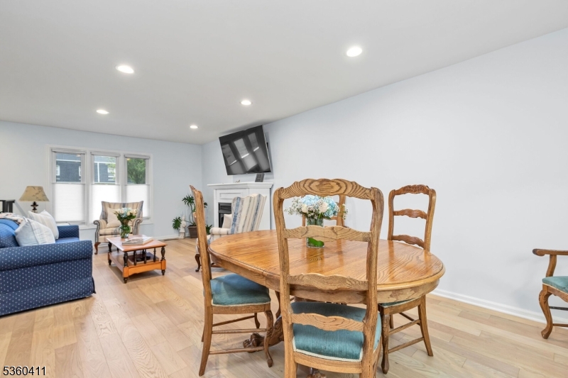 Scotch Plains Twp., New Jersey, 07076, United States, 2 Bedrooms Bedrooms, ,3 BathroomsBathrooms,Residential,For Sale,1999583