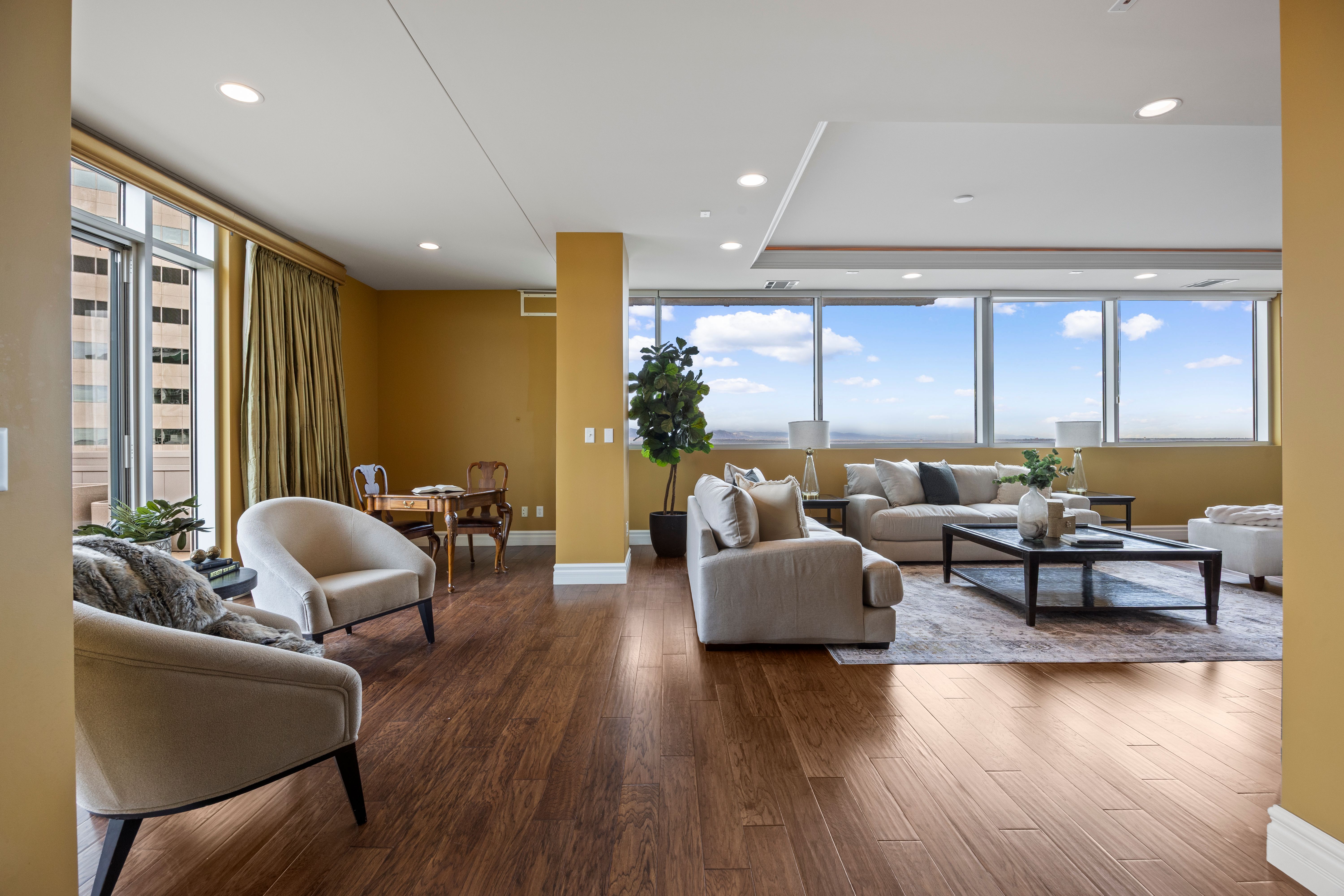  2500 SQ FT of Terrace - 物件實景
