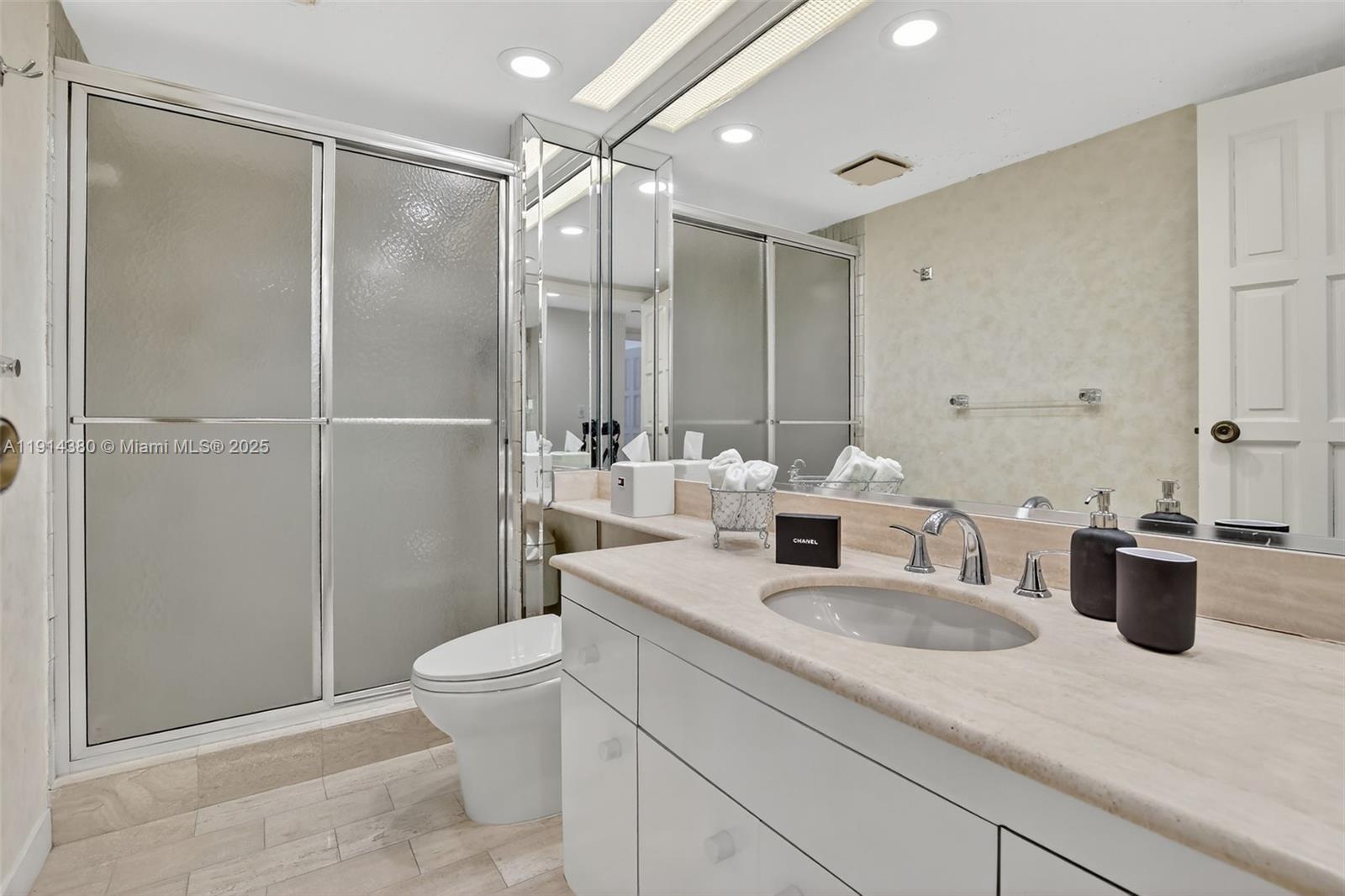 Aventura, Florida, 33180, United States, 3 Bedrooms Bedrooms, ,3 BathroomsBathrooms,Residential,For Sale,1994376