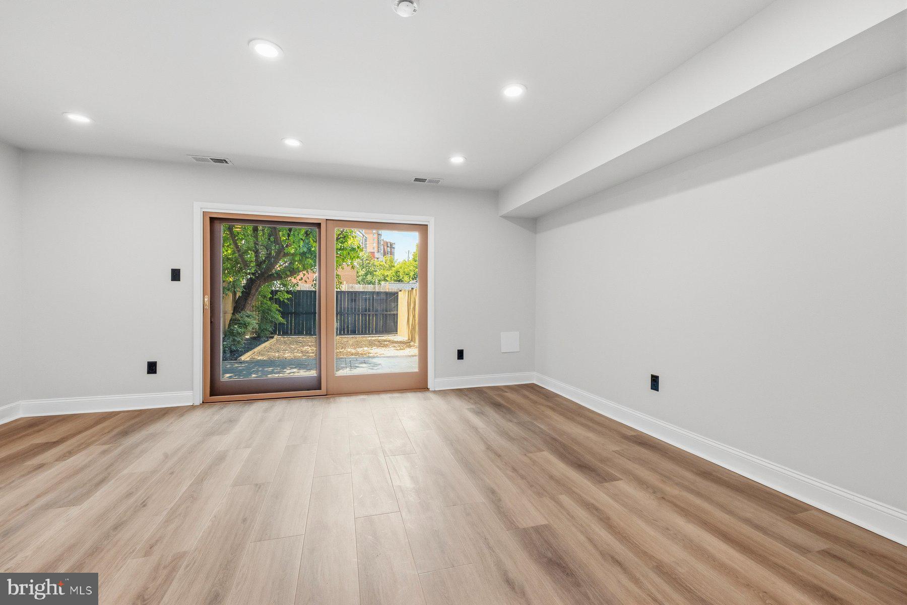 Alexandria, Virginia, 22314, United States, 2 Bedrooms Bedrooms, ,3 BathroomsBathrooms,Residential,For Sale,2049210