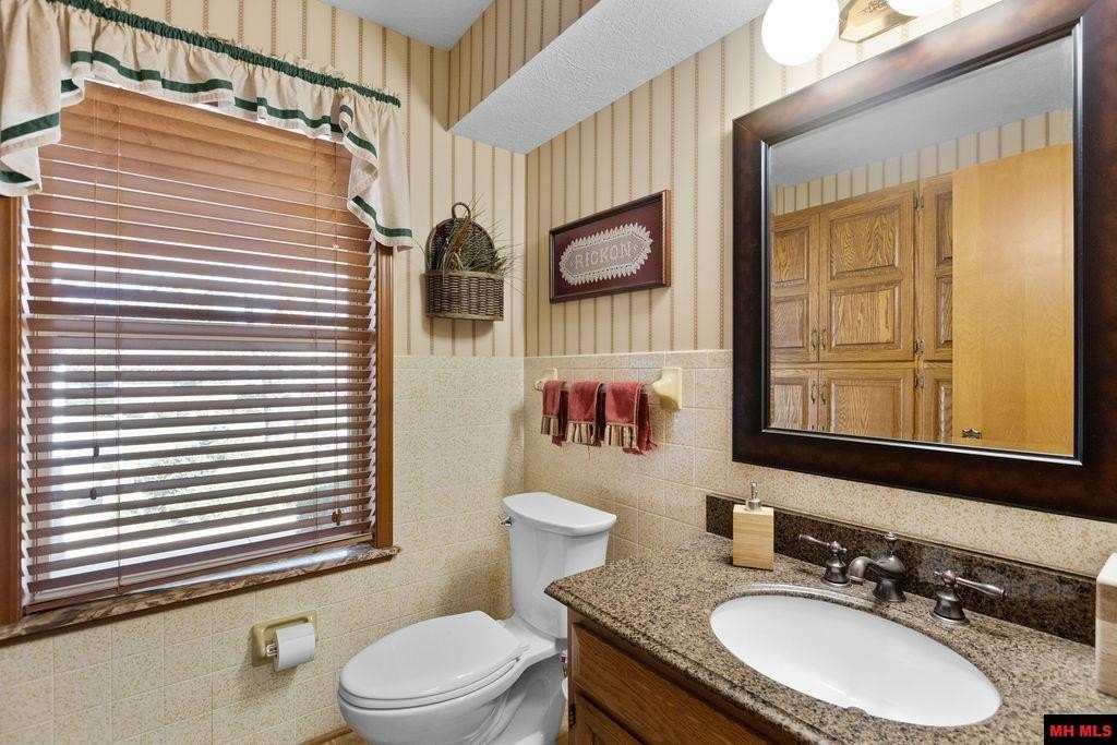 Mountain Home, Arkansas, 72653, United States, 3 Bedrooms Bedrooms, ,4 BathroomsBathrooms,Residential,For Sale,2036578