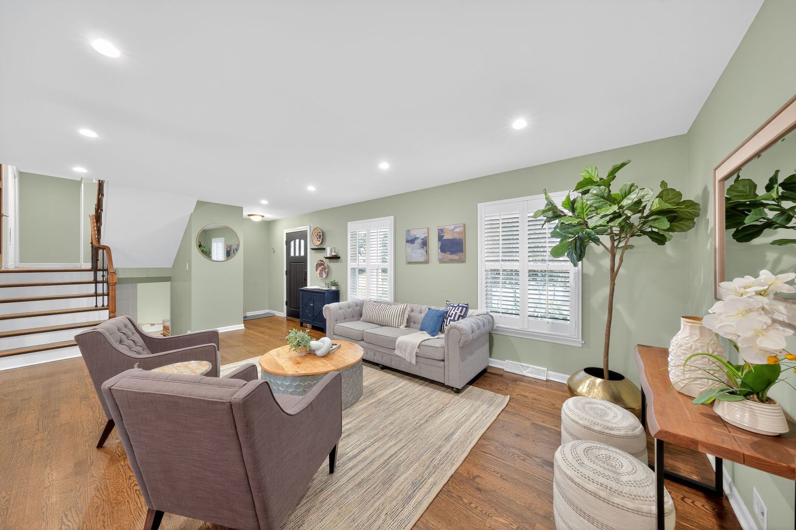 Glenview, Illinois, 60025, United States, 4 Bedrooms Bedrooms, ,3 BathroomsBathrooms,Residential,For Sale,1927417