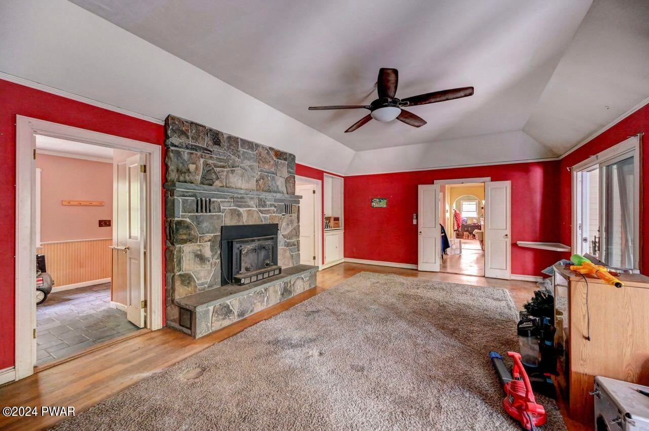 Hawley, Pennsylvania, 18428, United States, 5 Bedrooms Bedrooms, ,4 BathroomsBathrooms,Residential,For Sale,1979290