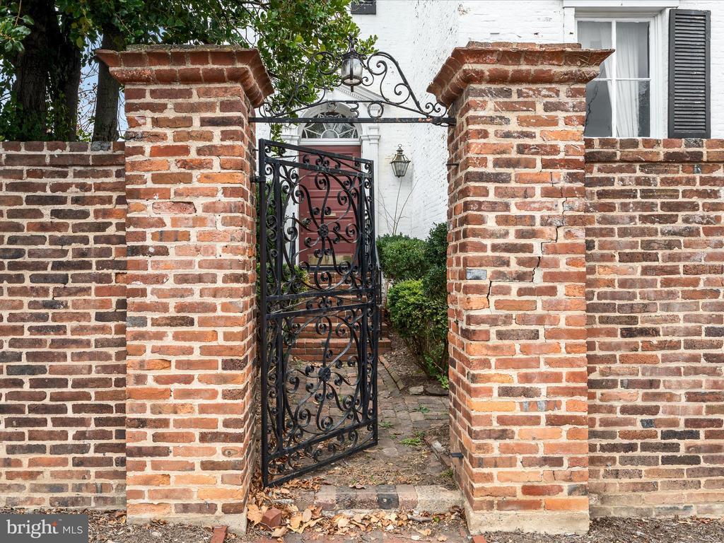 230 W Boscawen Street, Winchester, Virginia, 22601, United States, ,Residential,For Sale,230 W Boscawen Street,1660726