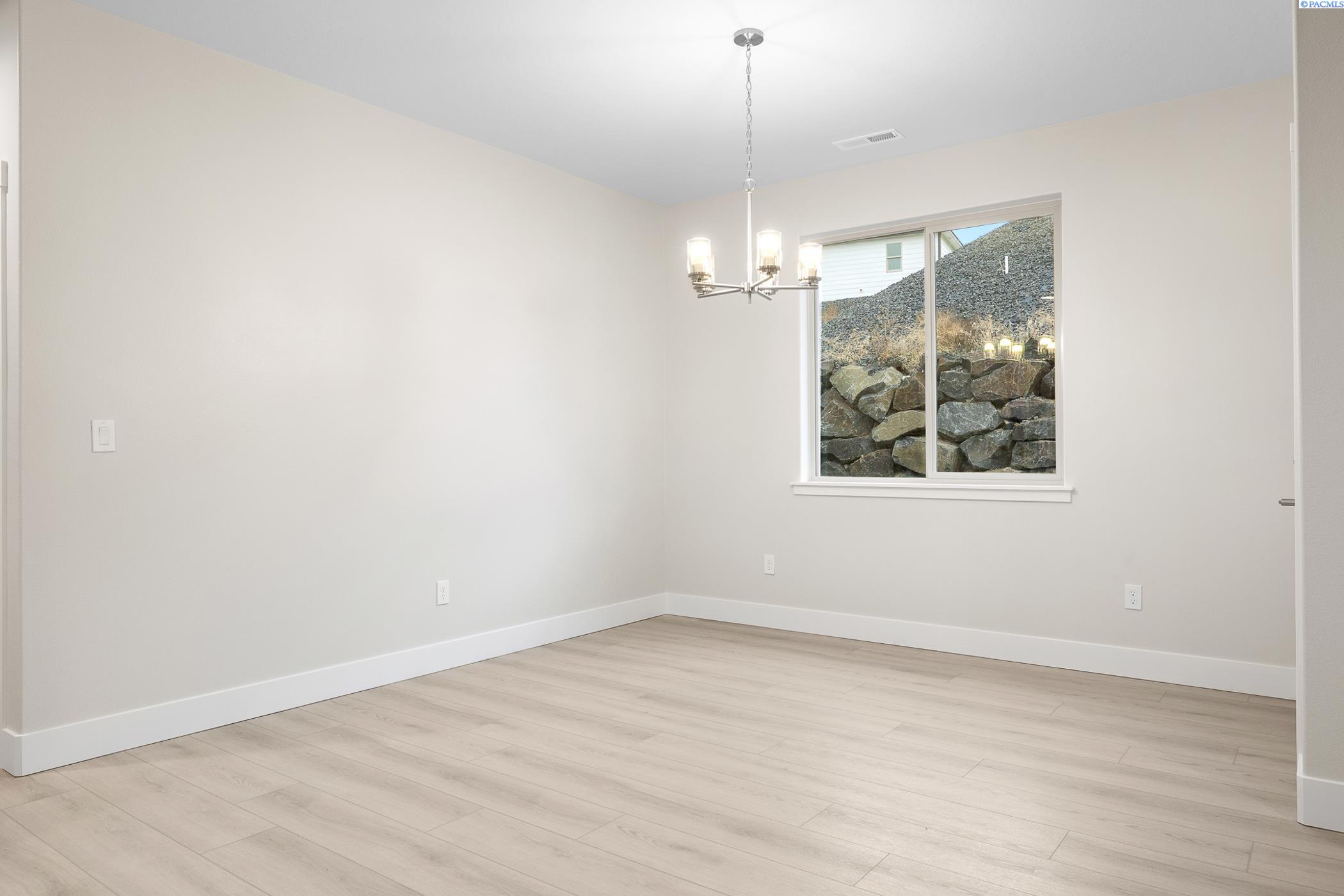 Kennewick, Washington, 99338, United States, 4 Bedrooms Bedrooms, ,2 BathroomsBathrooms,Residential,For Sale,1987872