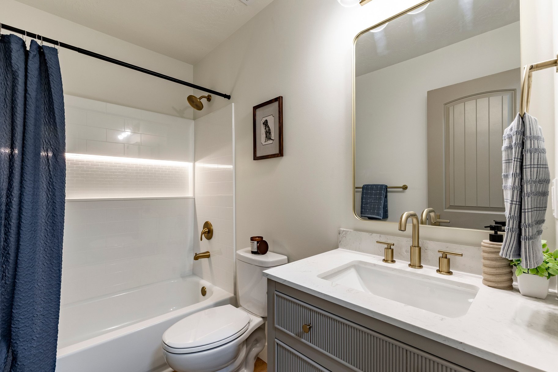 Fully Remodeled End-Unit in Prime Midvale Location - 物件實景