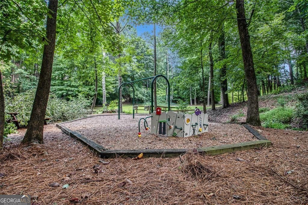 Roswell, Georgia, 30075, United States, 6 Bedrooms Bedrooms, ,4 BathroomsBathrooms,Residential,For Sale,1910371