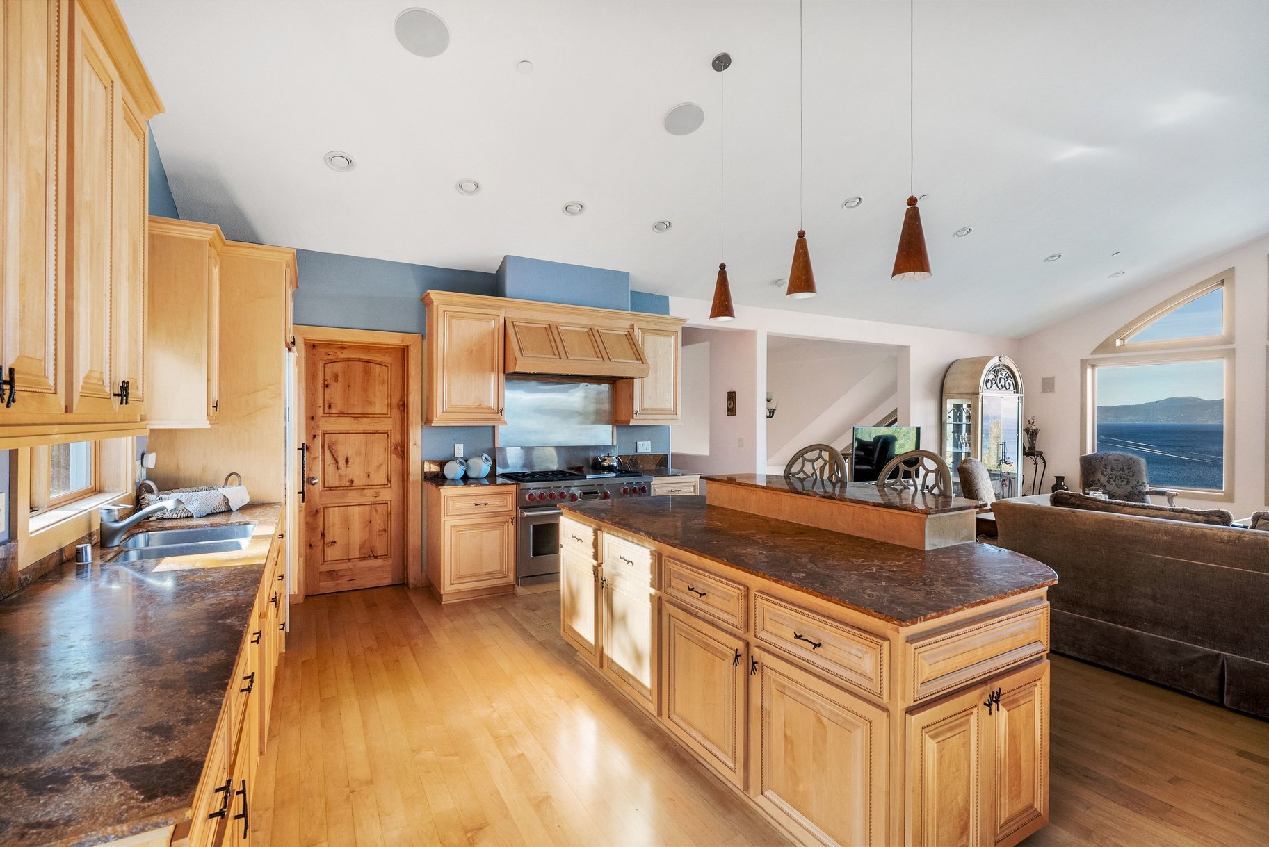  West Shore Mountain Retreat with Breathtaking Lake Views - 物件實景