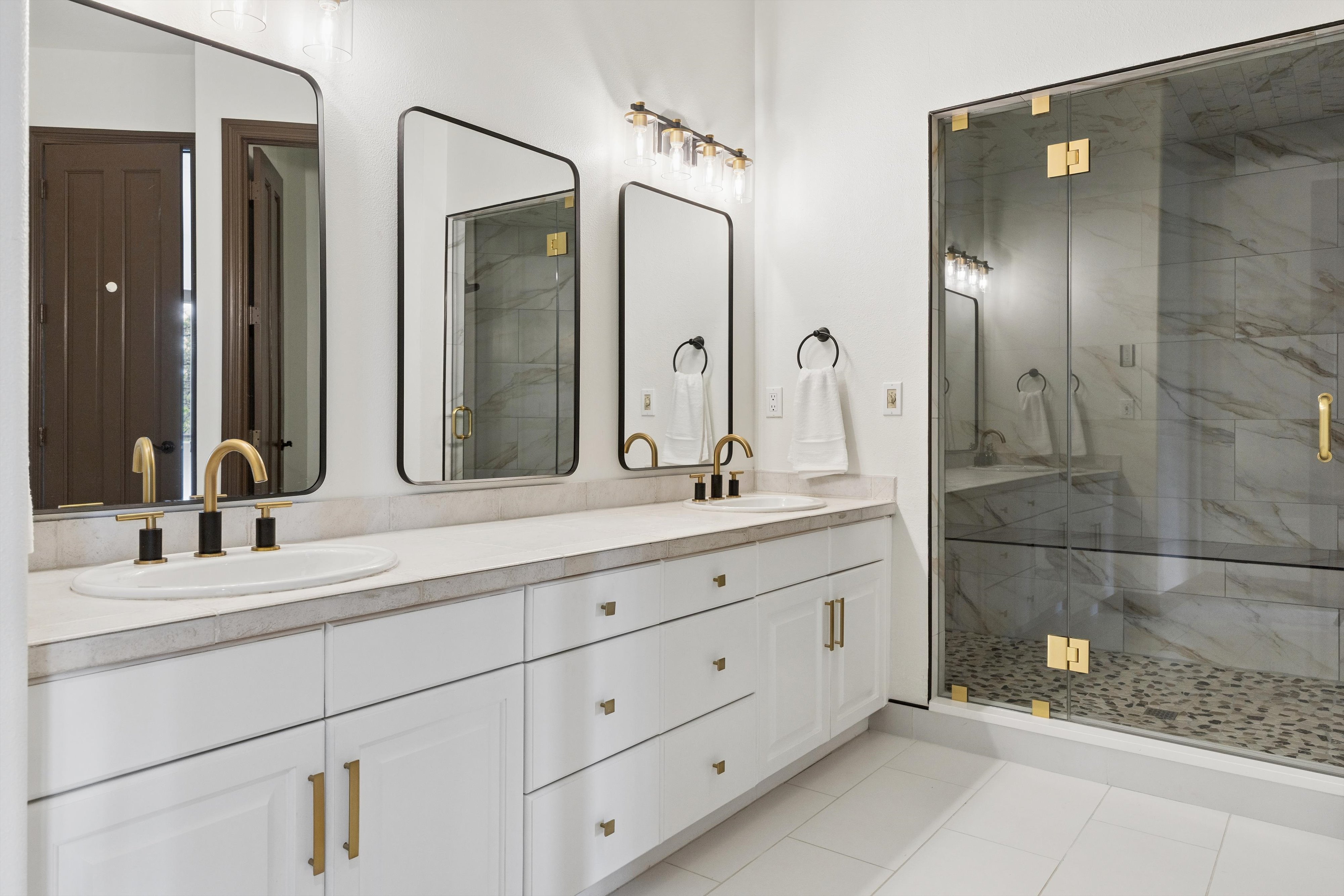  Remodeled 4 Bed 6 Bath Residence Offering Mountain, Sunset Views & Privacy - 物件實景