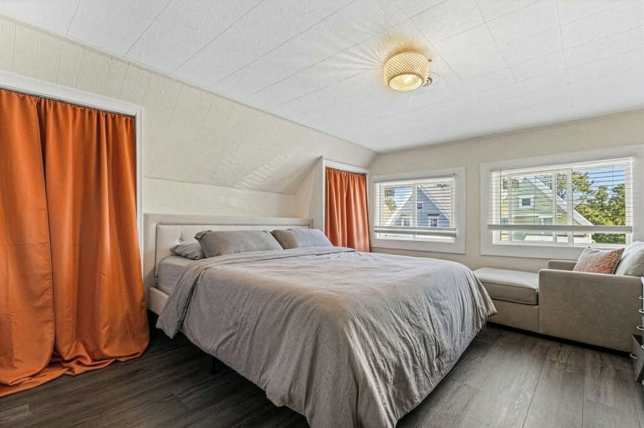  Prime Bay View Investment: Updated Duplex with 4-Car Garage Near Lake Michigan - 物件實景