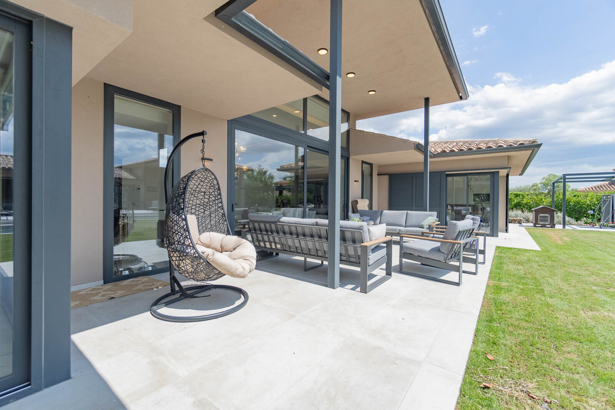  One-story Contemporary Villa in Golf Torremirona - 物件實景