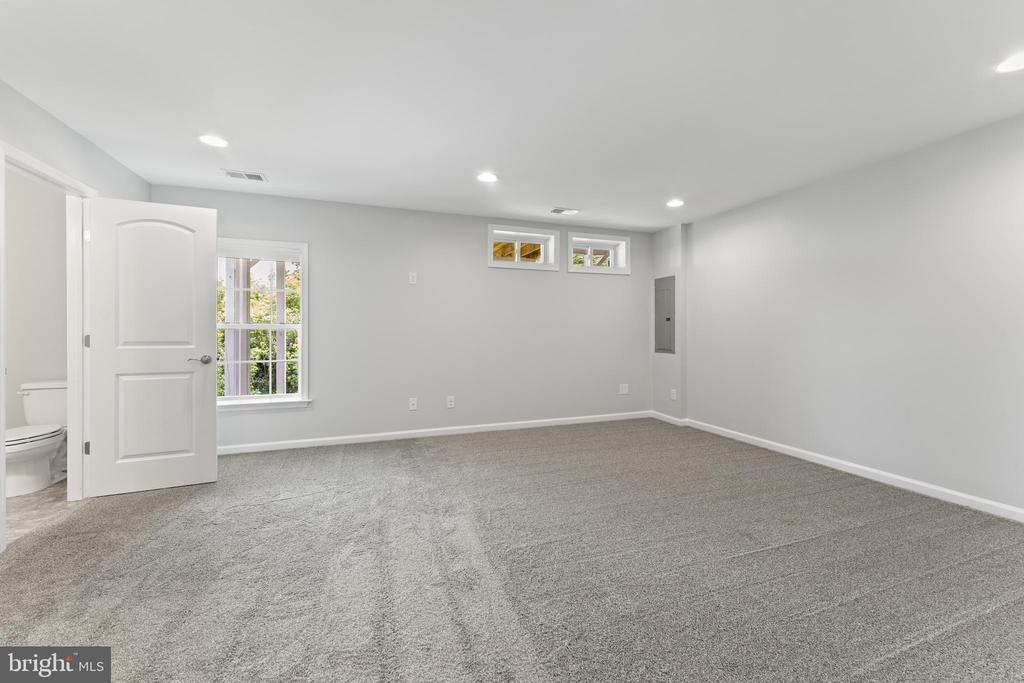 Fredericksburg, Virginia, 22401, United States, 4 Bedrooms Bedrooms, ,4 BathroomsBathrooms,Residential,For Sale,1827439