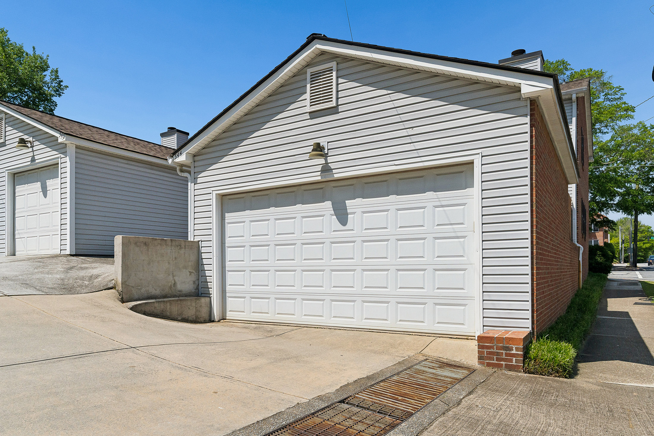  Renovated Move-In Ready End-Unit Townhome - 物件實景