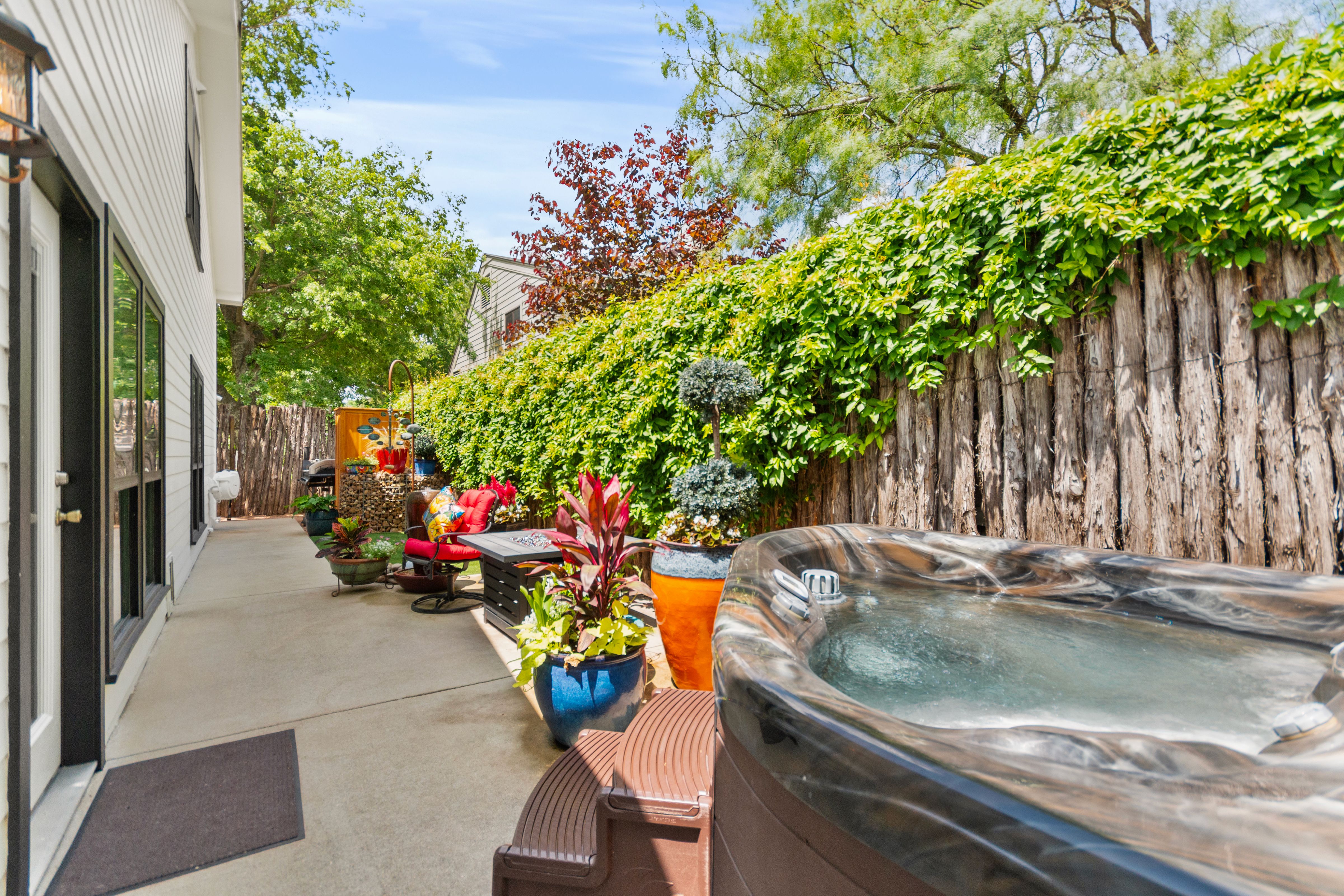  Privacy, Hill Country Charm and Income Potential - 物件實景