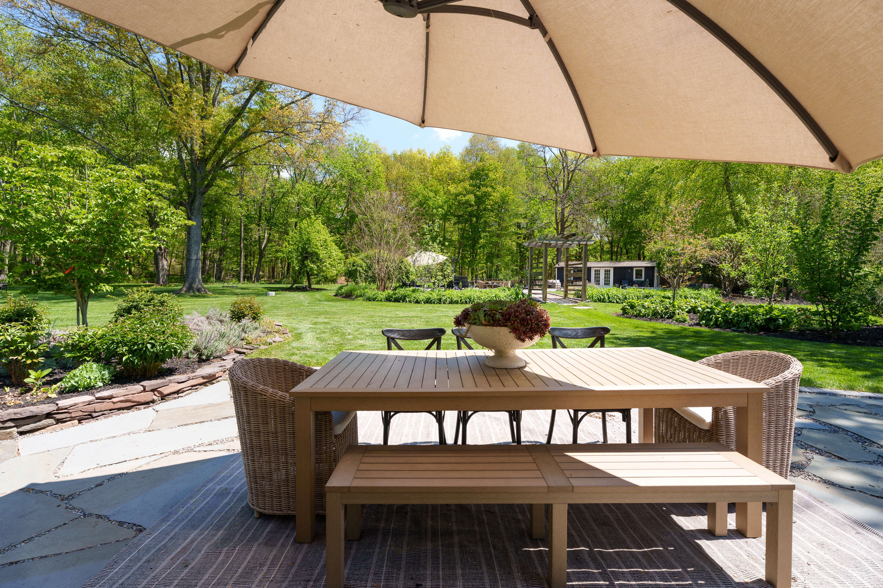  Turnkey Home Featuring Designer Kitchen, New Baths, and Resort-Style Yard - 物件實景