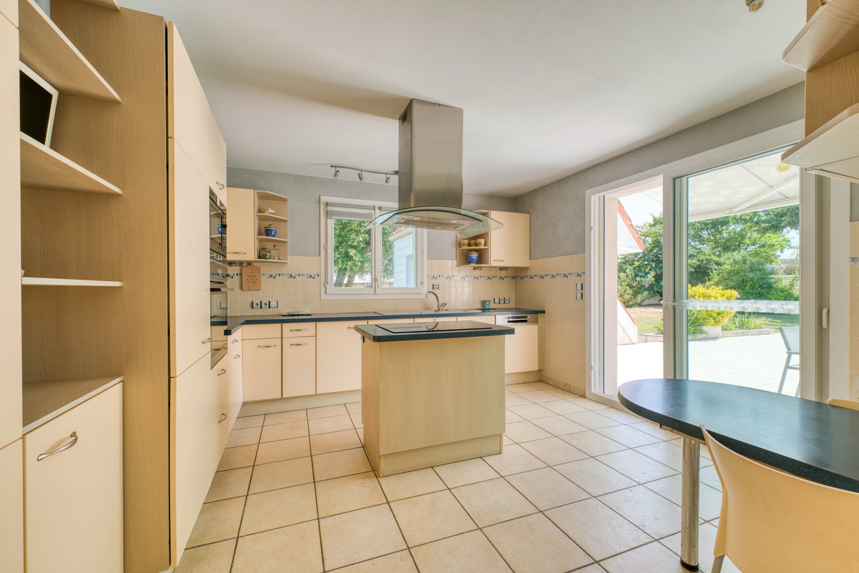 Spacious Family Home with Pool, Large Private Grounds and Independent Guest Cot… - 物件實景