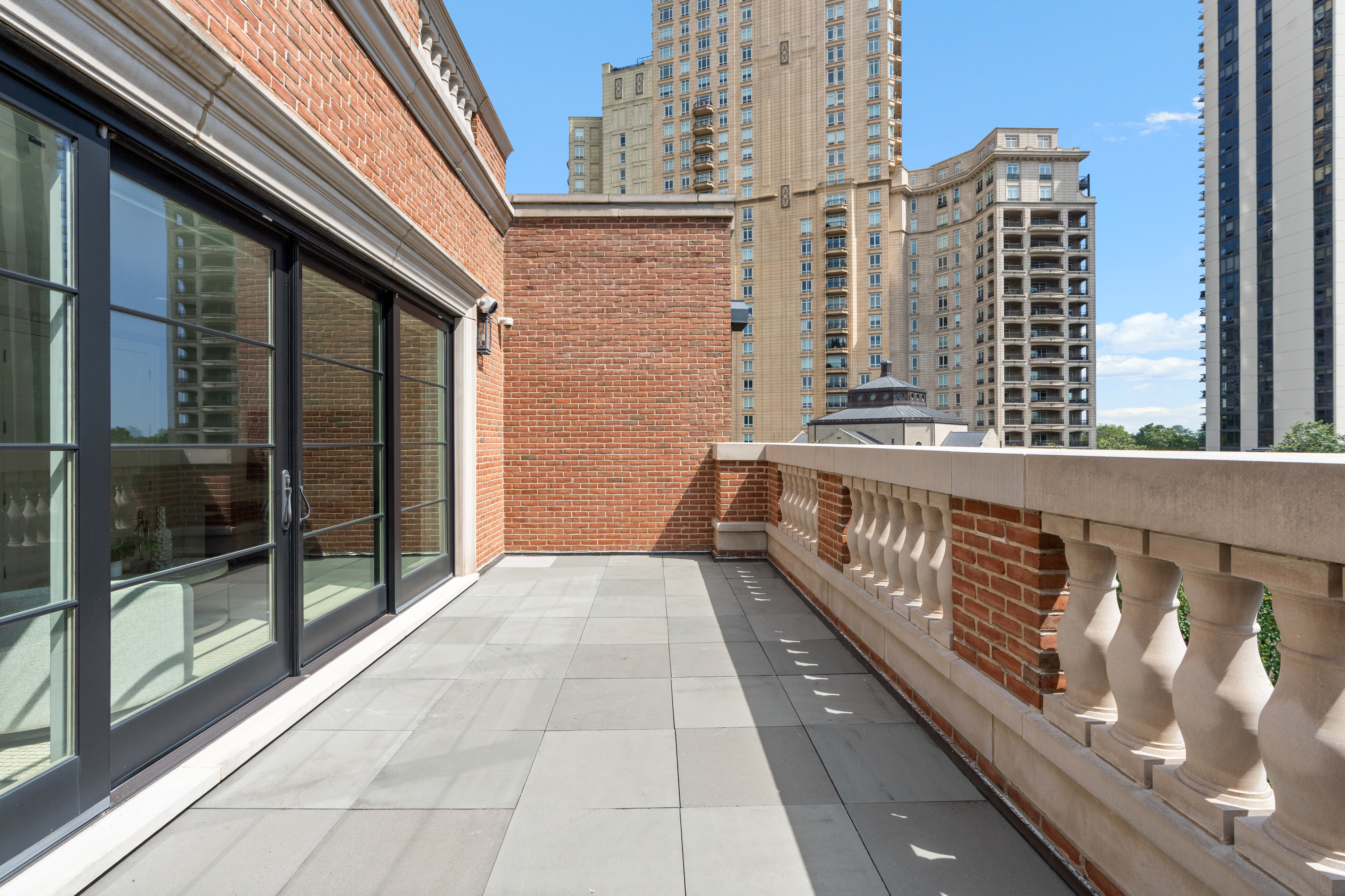  A Rare Opportunity to Own a 5,245-Square-Foot Single-Family Home - 物件實景