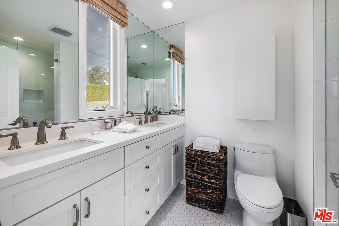 Malibu, California, 90265, United States, 3 Bedrooms Bedrooms, ,2 BathroomsBathrooms,Residential,For Sale,1868514