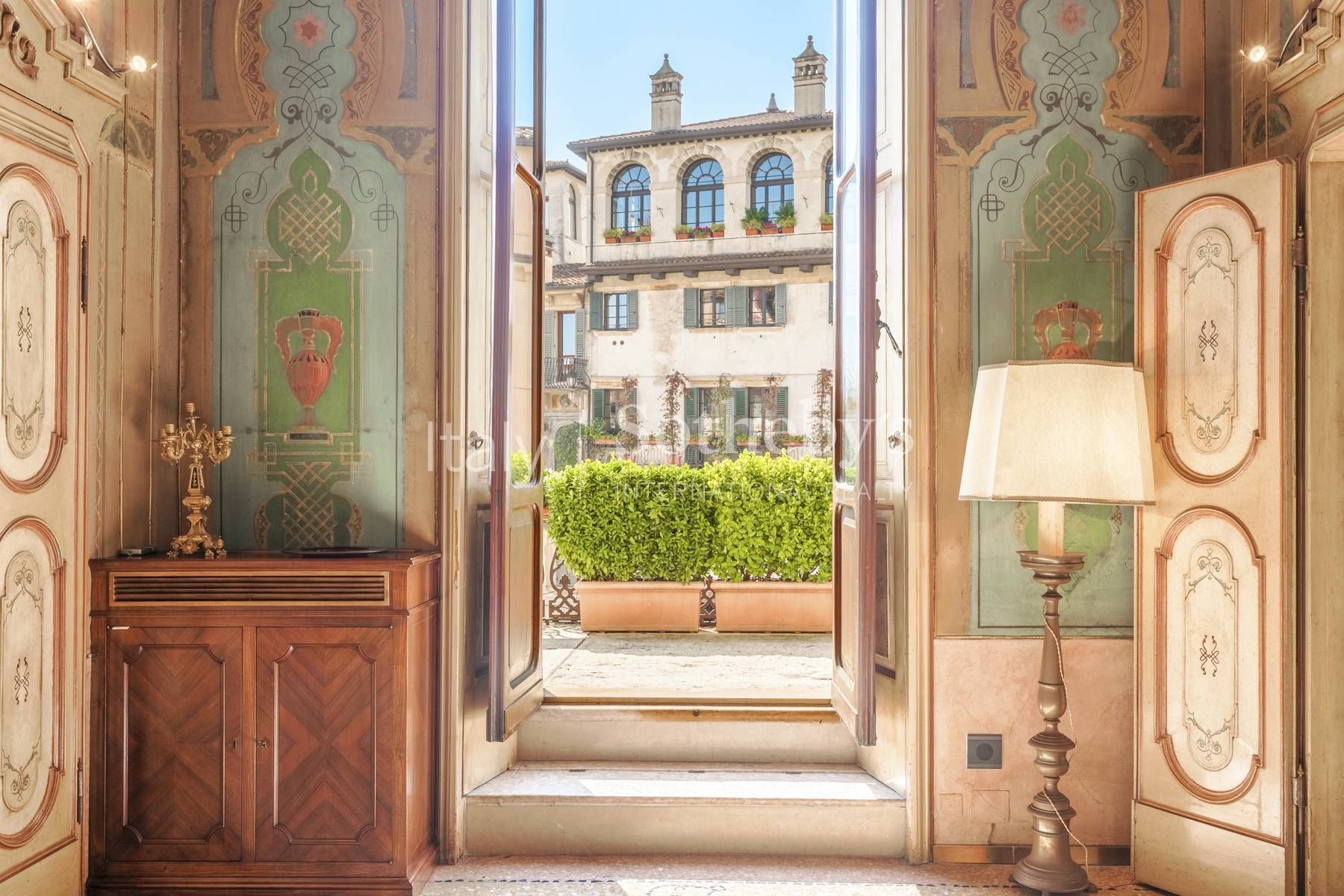  Iconic frescoed residence with terrace in Piazza delle Erbe - 物件實景