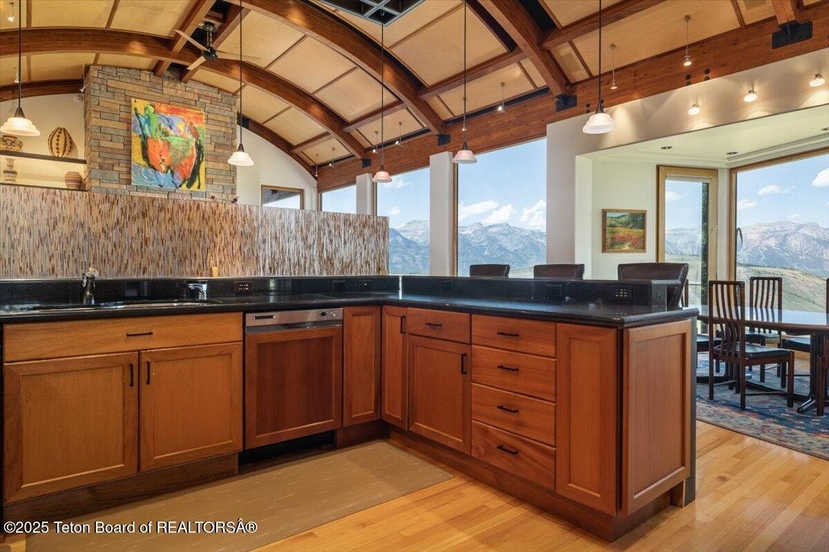 Jackson, Wyoming, 83001, United States, 4 Bedrooms Bedrooms, ,5 BathroomsBathrooms,Residential,For Sale,1851066