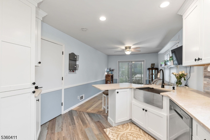 Scotch Plains Twp., New Jersey, 07076, United States, 2 Bedrooms Bedrooms, ,3 BathroomsBathrooms,Residential,For Sale,1999583