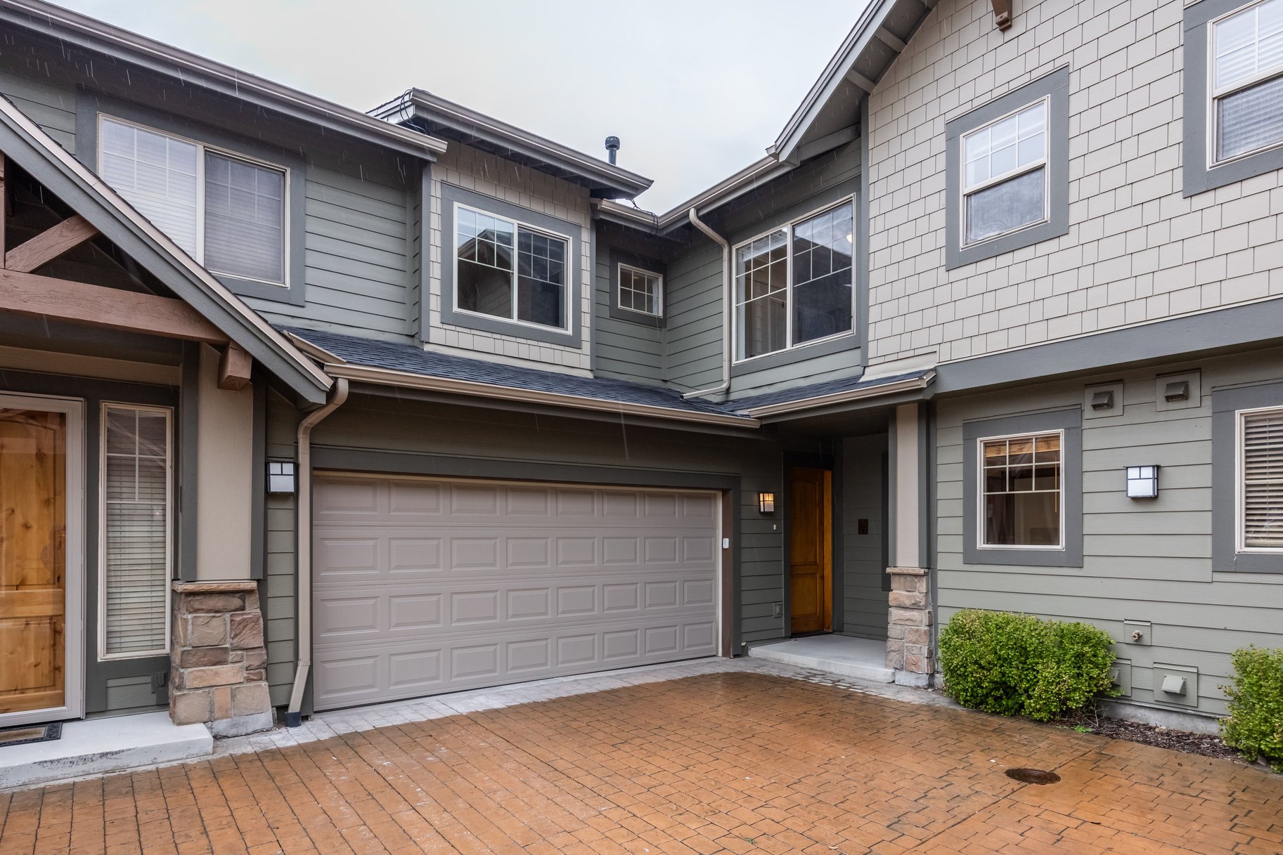  3-Bedroom Fox Point Townhome with 2-Car Garage & Newly Updated Kitchen - 物件實景