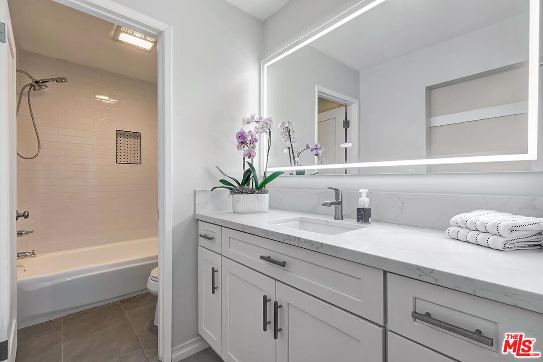 West Hollywood, California, 90069, United States, 1 Bedroom Bedrooms, ,1 BathroomBathrooms,Residential,For Sale,1939893