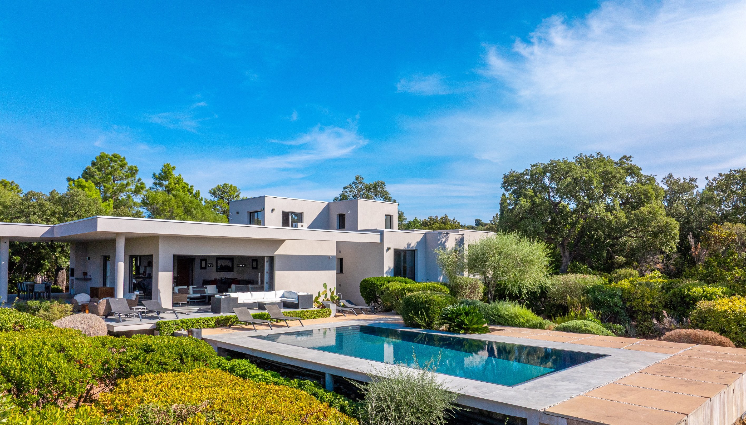  Contemporary 300 sqm villa with a mirror pool in Pinarello – 5 suites - 物件實景