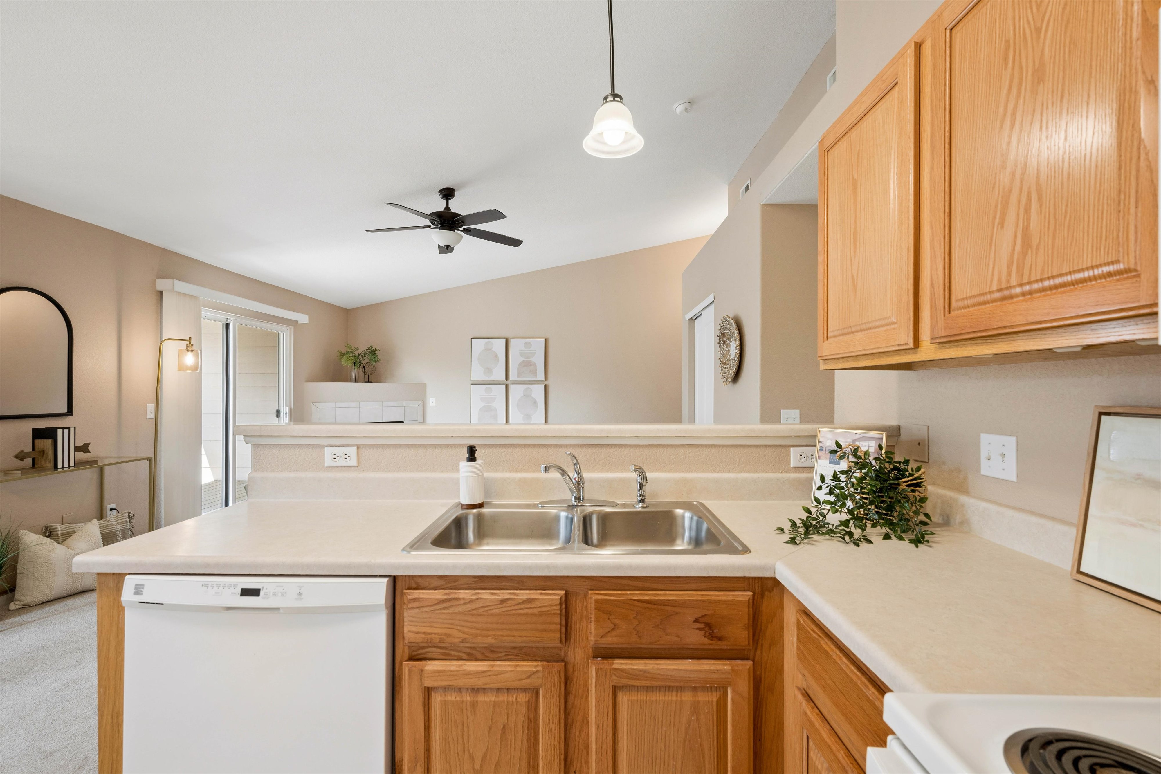  Refreshed, Move-in Ready, And Priced With The Market In Mind - 物件實景