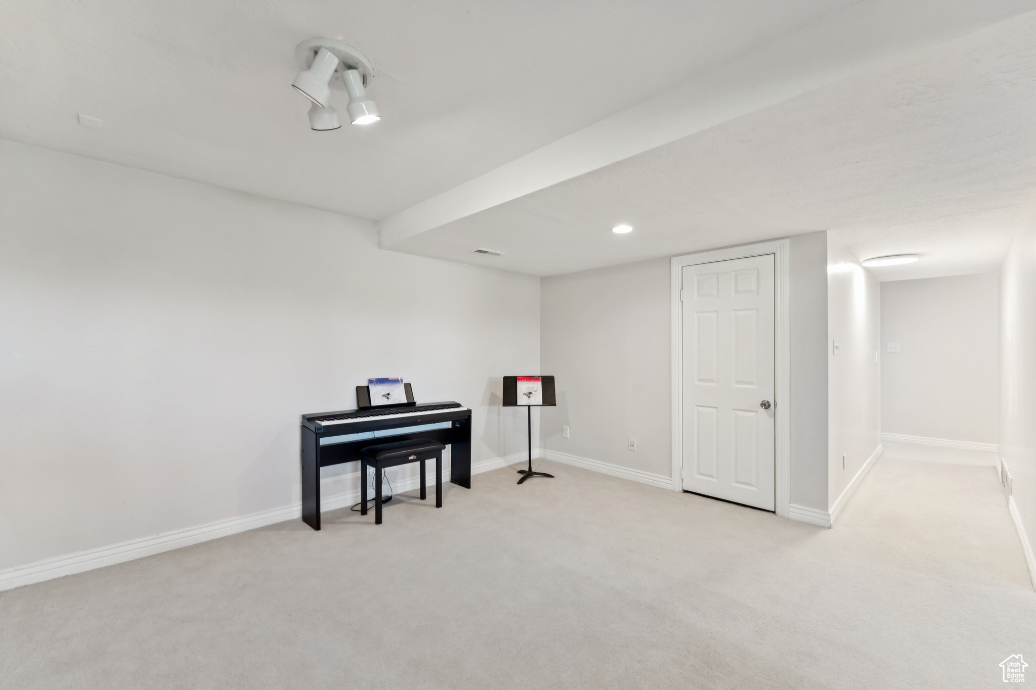 Draper, Utah, 84020, United States, 6 Bedrooms Bedrooms, ,4 BathroomsBathrooms,Residential,For Sale,1848551
