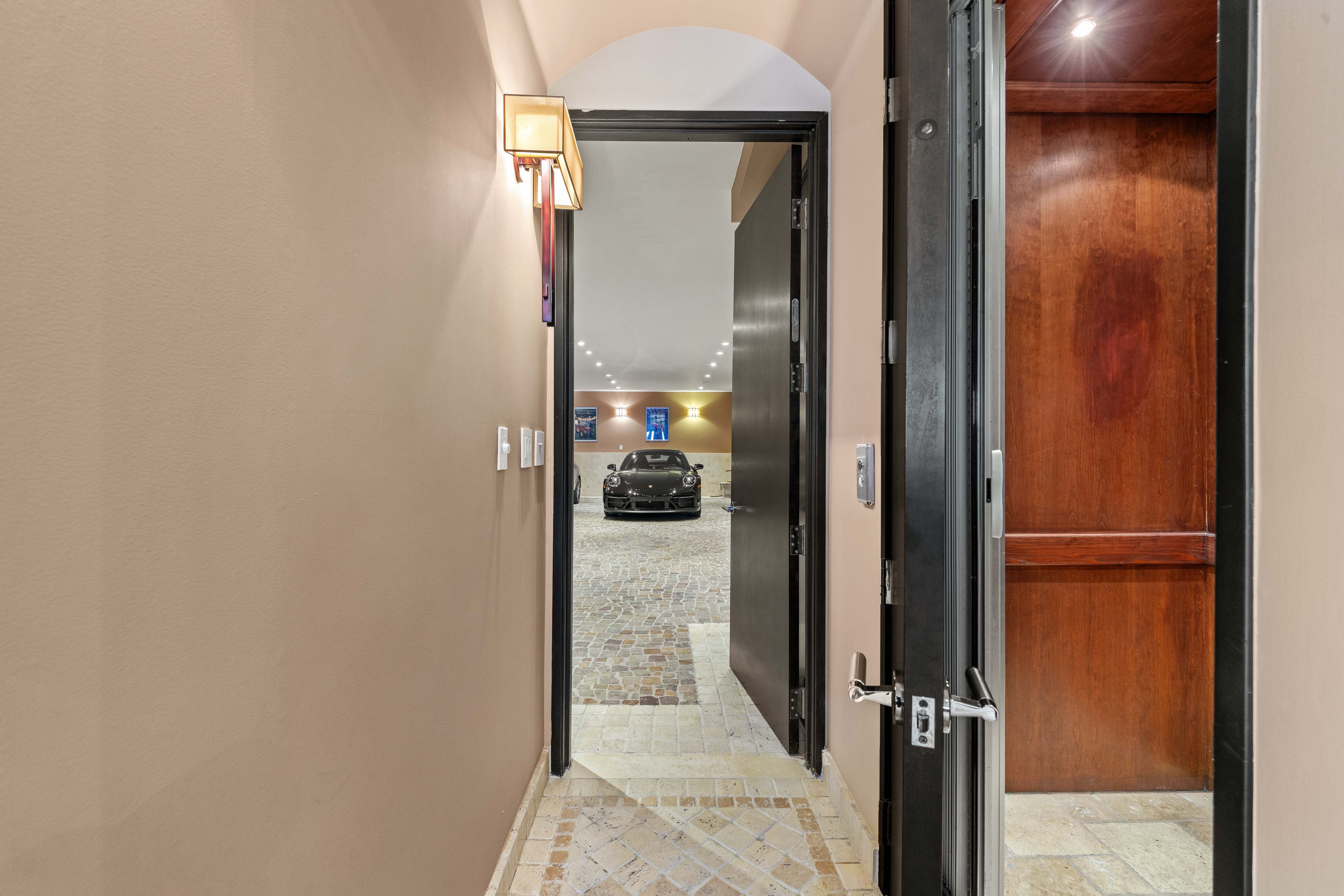  Spectacular Renovated SOMA Home with Rare Museum-Like 7-Car Garage - 物件實景