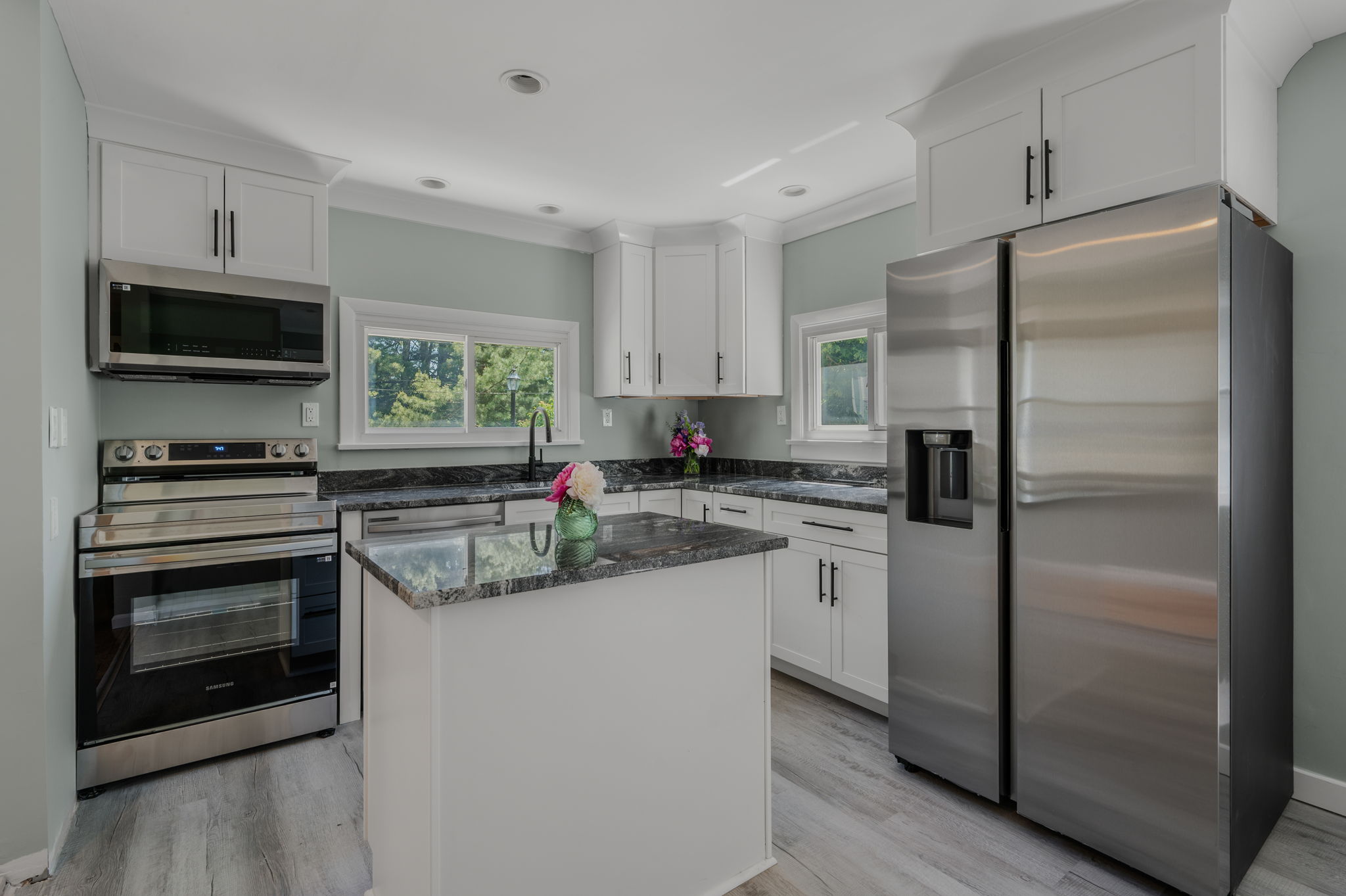  Find privacy and charm in this beautifully updated Waterford home. - 物件實景