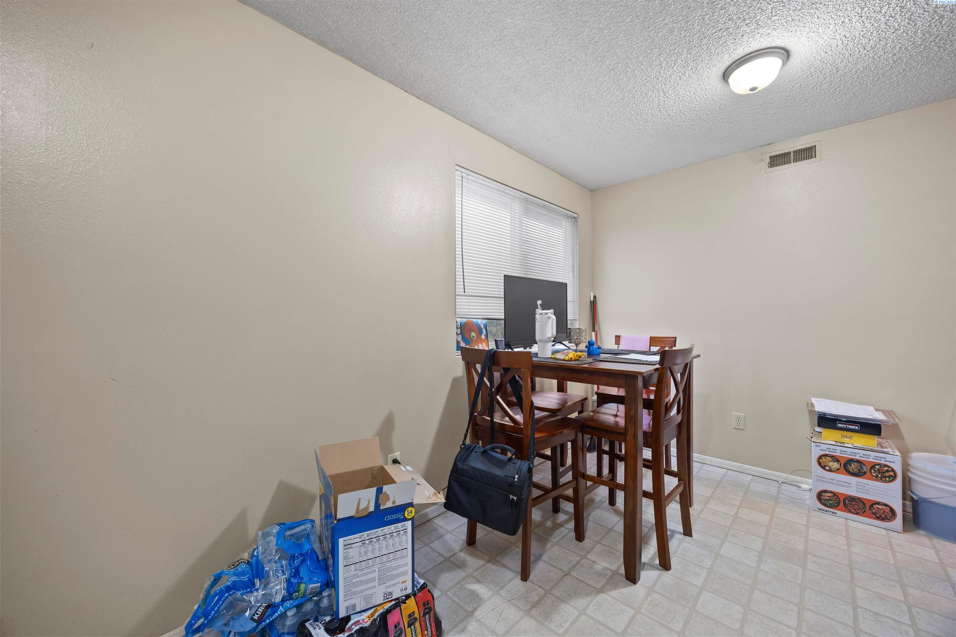 Zillah, Washington, 98953, United States, 9 Bedrooms Bedrooms, ,Residential,For Sale,2013273