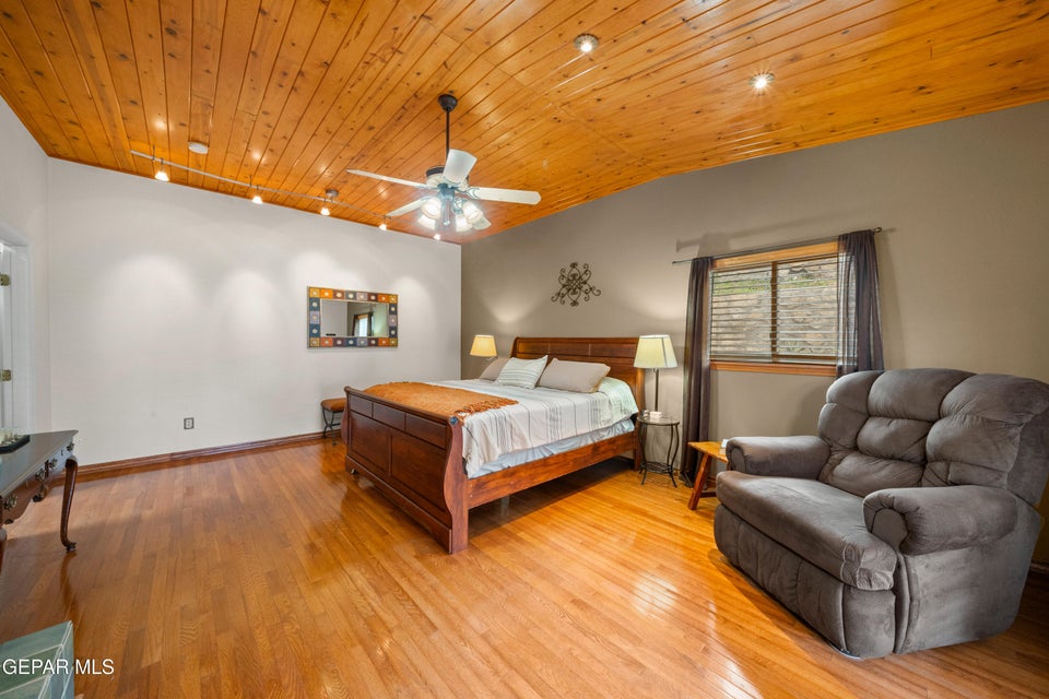 El Paso, Texas, 79912, United States, 4 Bedrooms Bedrooms, ,2 BathroomsBathrooms,Residential,For Sale,1921658