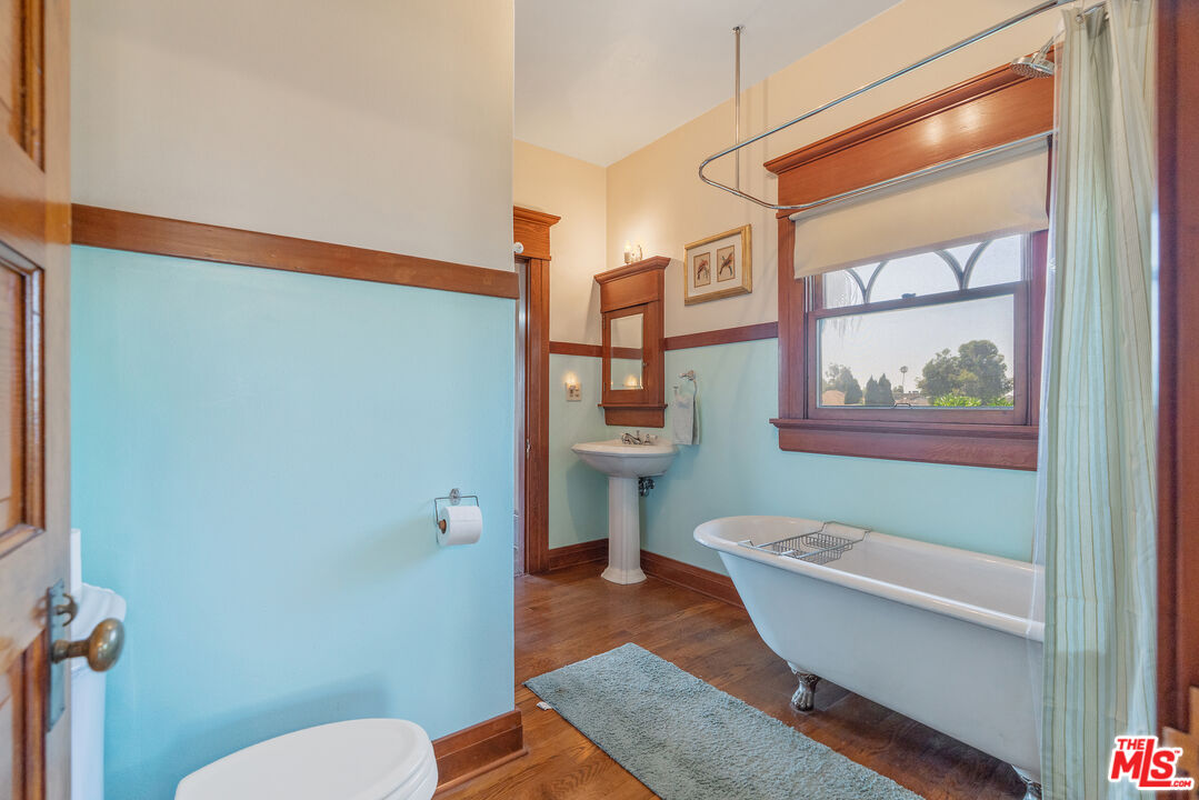 Los Angeles, California, 90006, United States, 6 Bedrooms Bedrooms, ,5 BathroomsBathrooms,Residential,For Sale,1883118