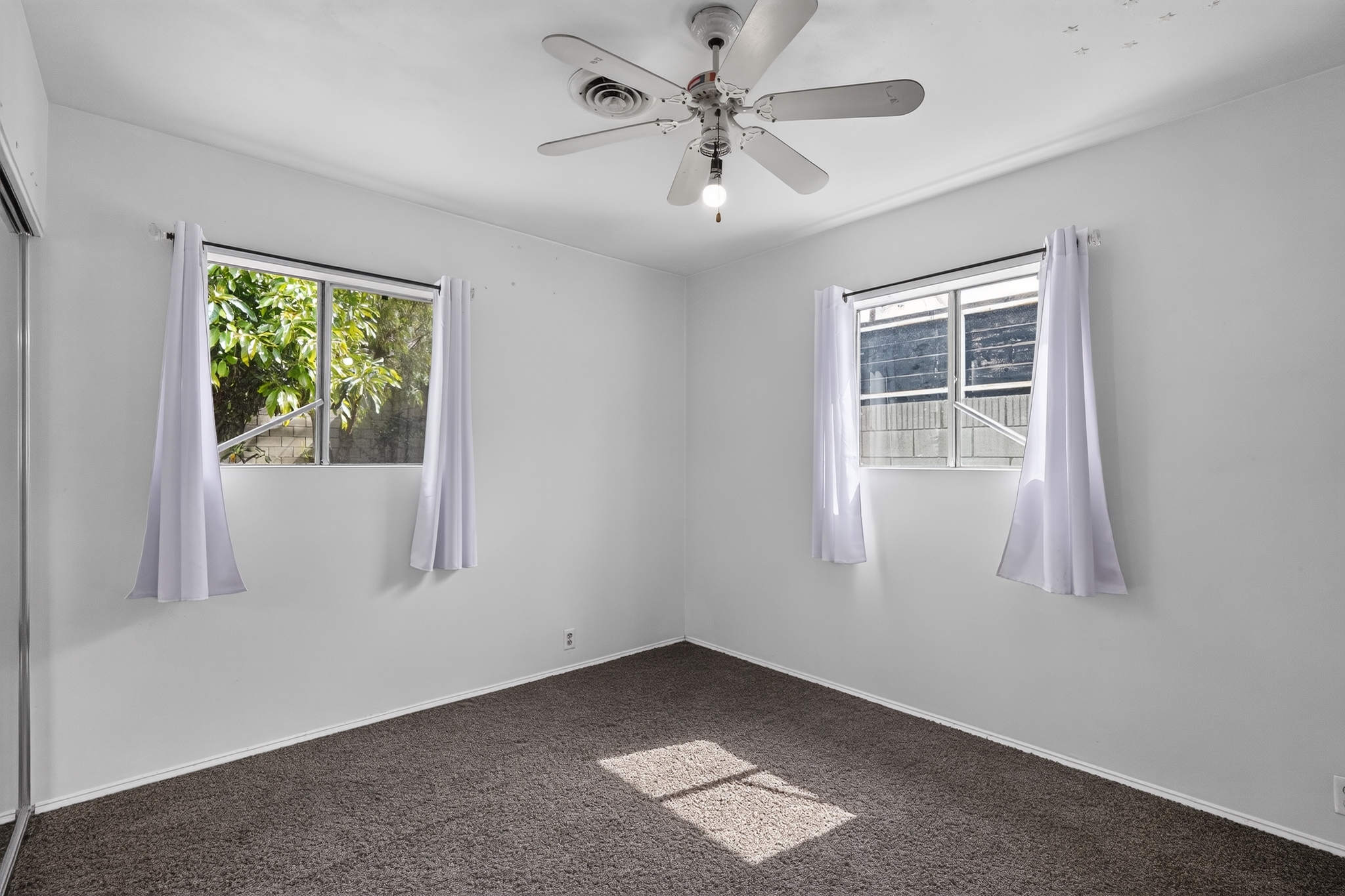  7615 Kittyhawk Avenue - 物件實景