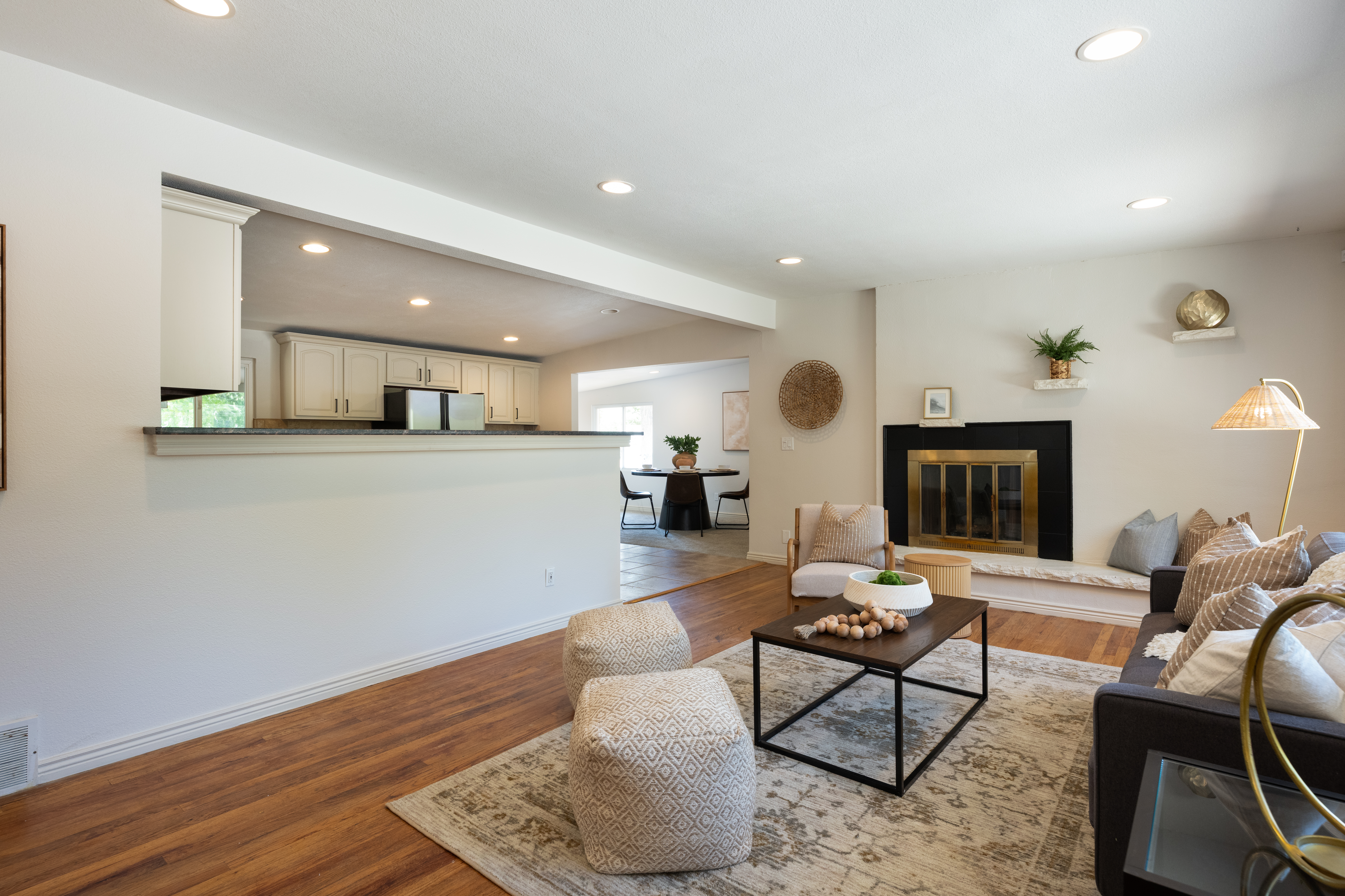  Beautiful mid-century modern home offering the perfect blend - 物件實景