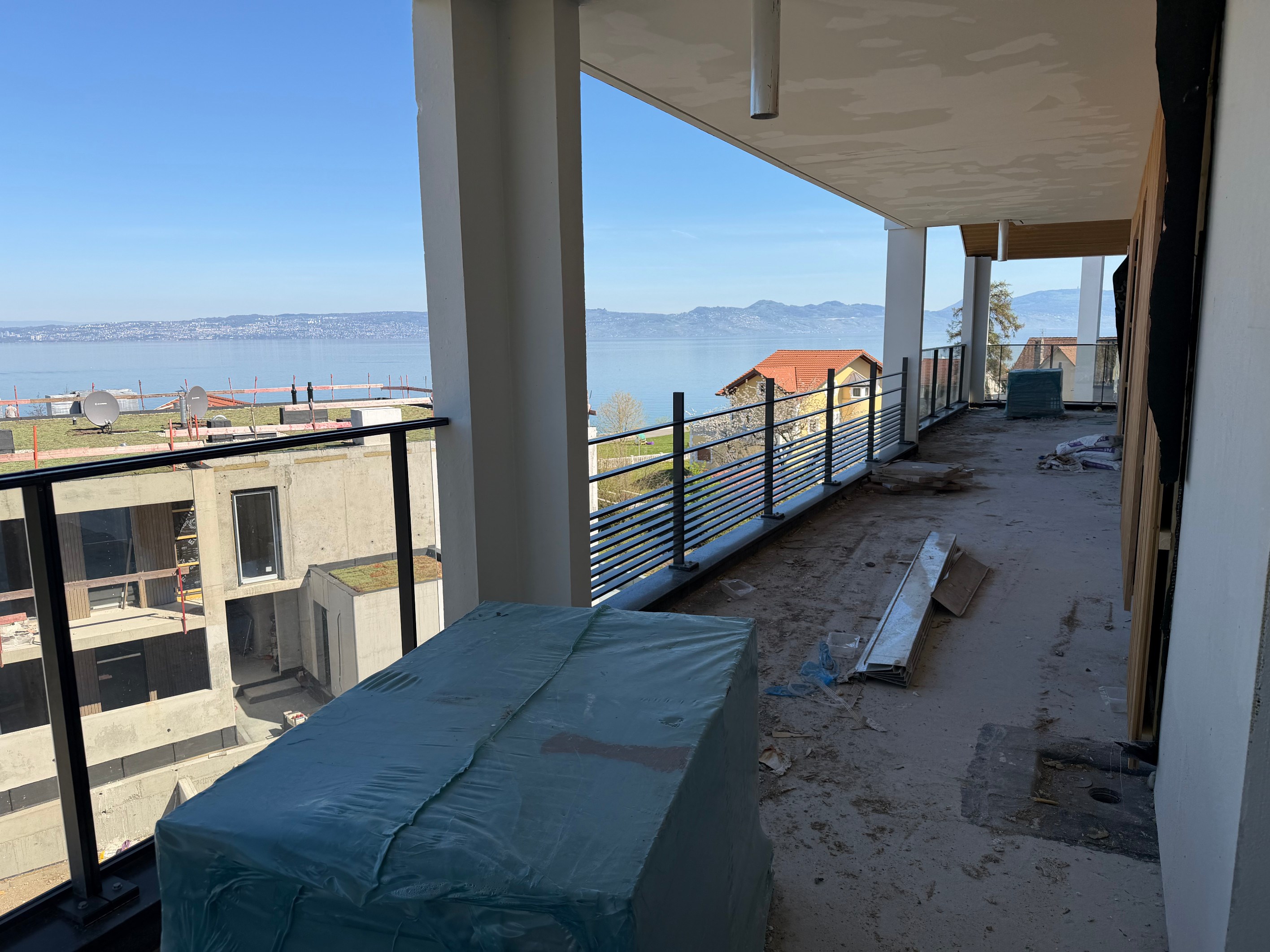  Sale PENTHOUSE WITH LAKE VIEW - 物件實景