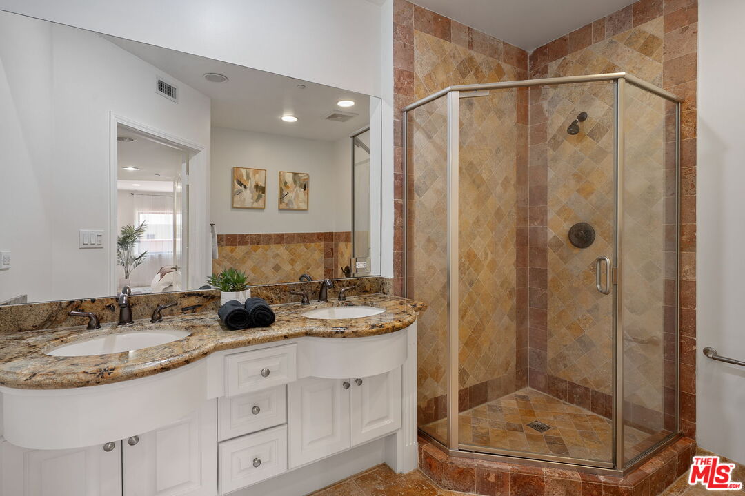 Los Angeles, California, 90025, United States, 3 Bedrooms Bedrooms, ,3 BathroomsBathrooms,Residential,For Sale,1939607