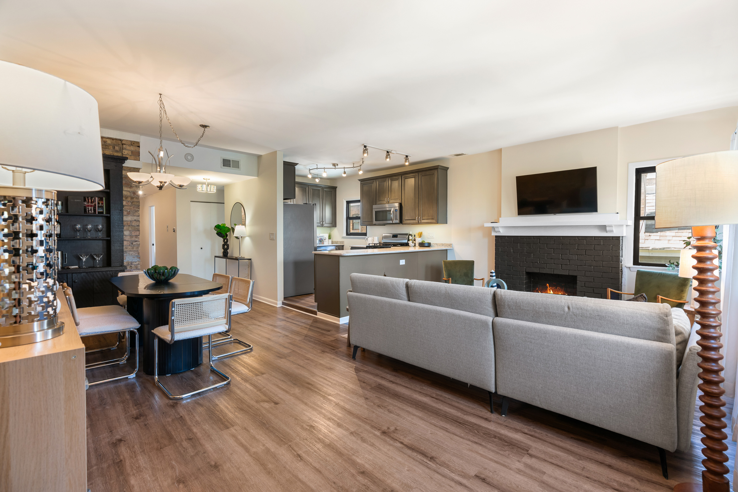  Spacious and Bright Condo in Prime Southeast Evanston Location - 物件實景
