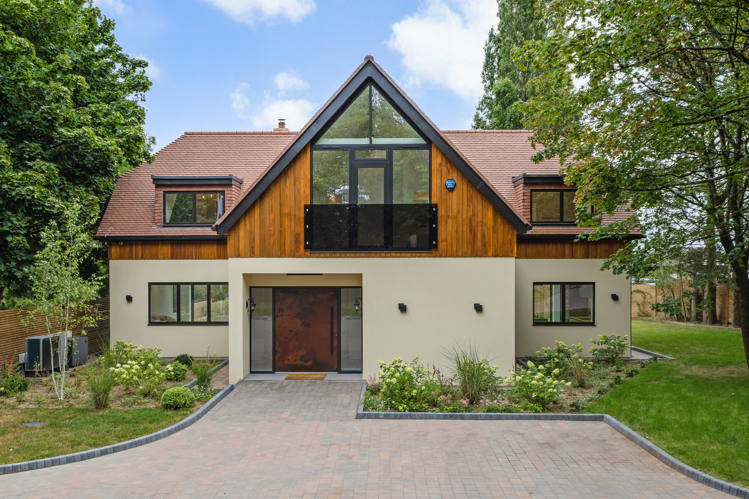  A Gated Contemporary House with an Indoor Swimming Pool - 物件實景