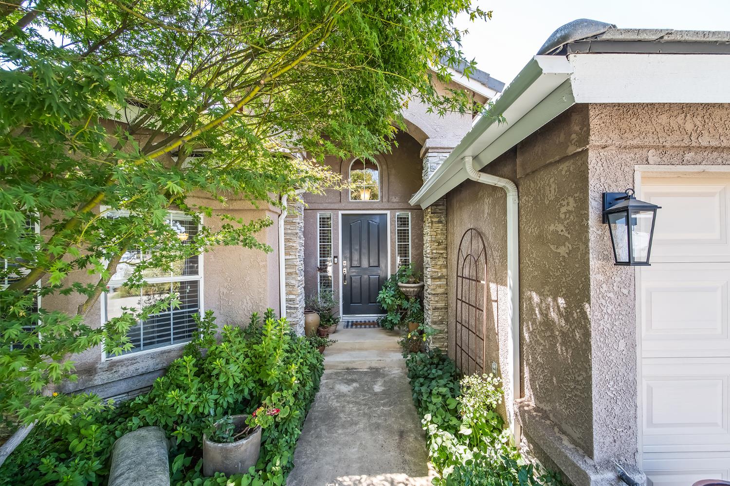 Pryor Dr, Fresno, CA 93720