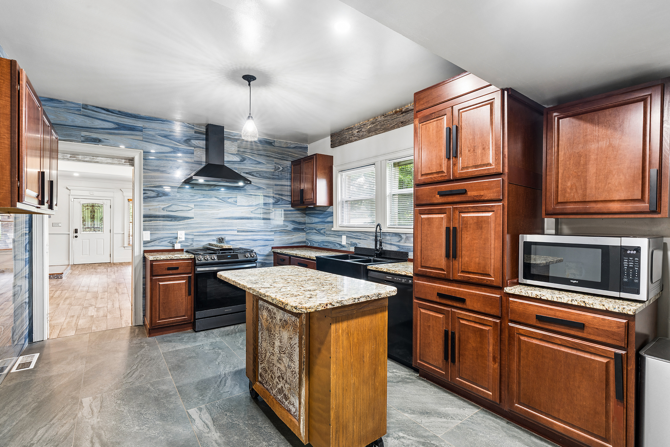  Charming Bungalow Offers Flexible Living Spaces and Impressive 0.6+/- Acre Lot - 物件實景