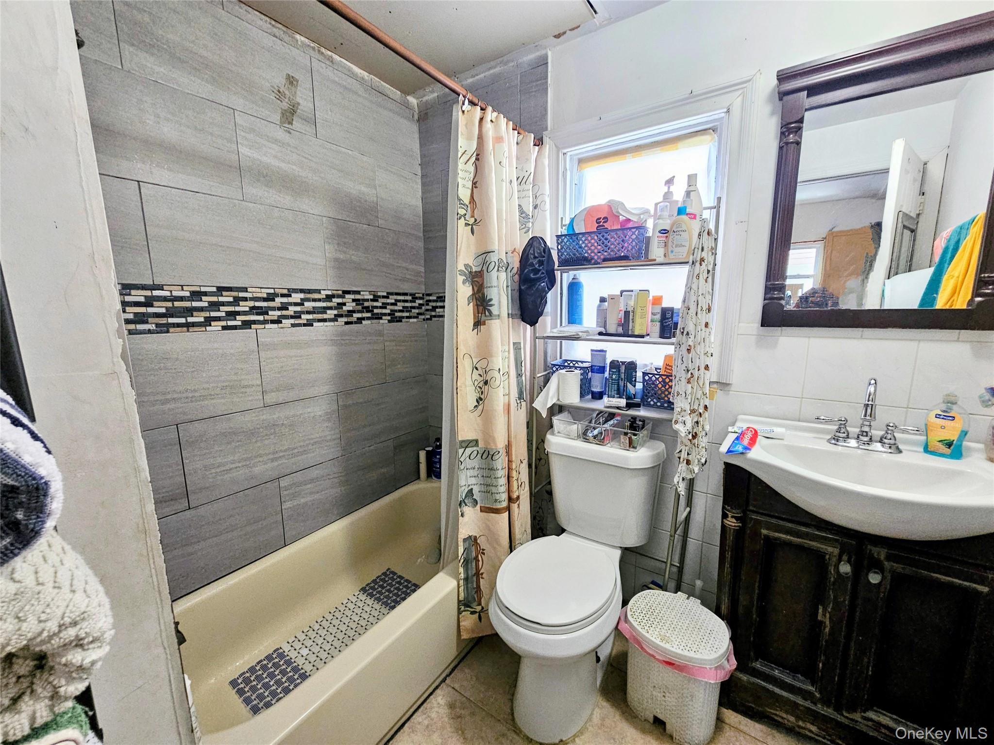 Copiague, New York, 11726, United States, 7 Bedrooms Bedrooms, ,3 BathroomsBathrooms,Residential,For Sale,2049033