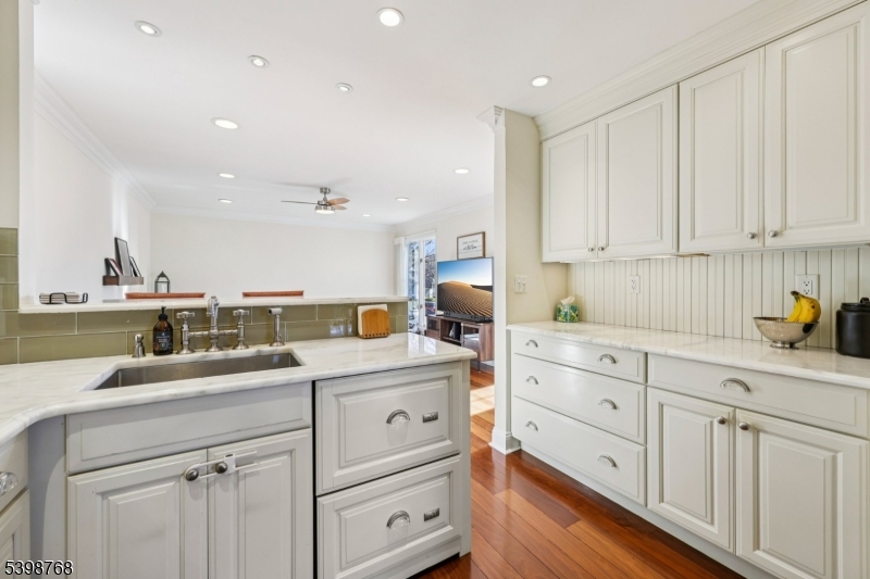 Wayne Twp., New Jersey, 07470, United States, 2 Bedrooms Bedrooms, ,3 BathroomsBathrooms,Residential,For Sale,2002003