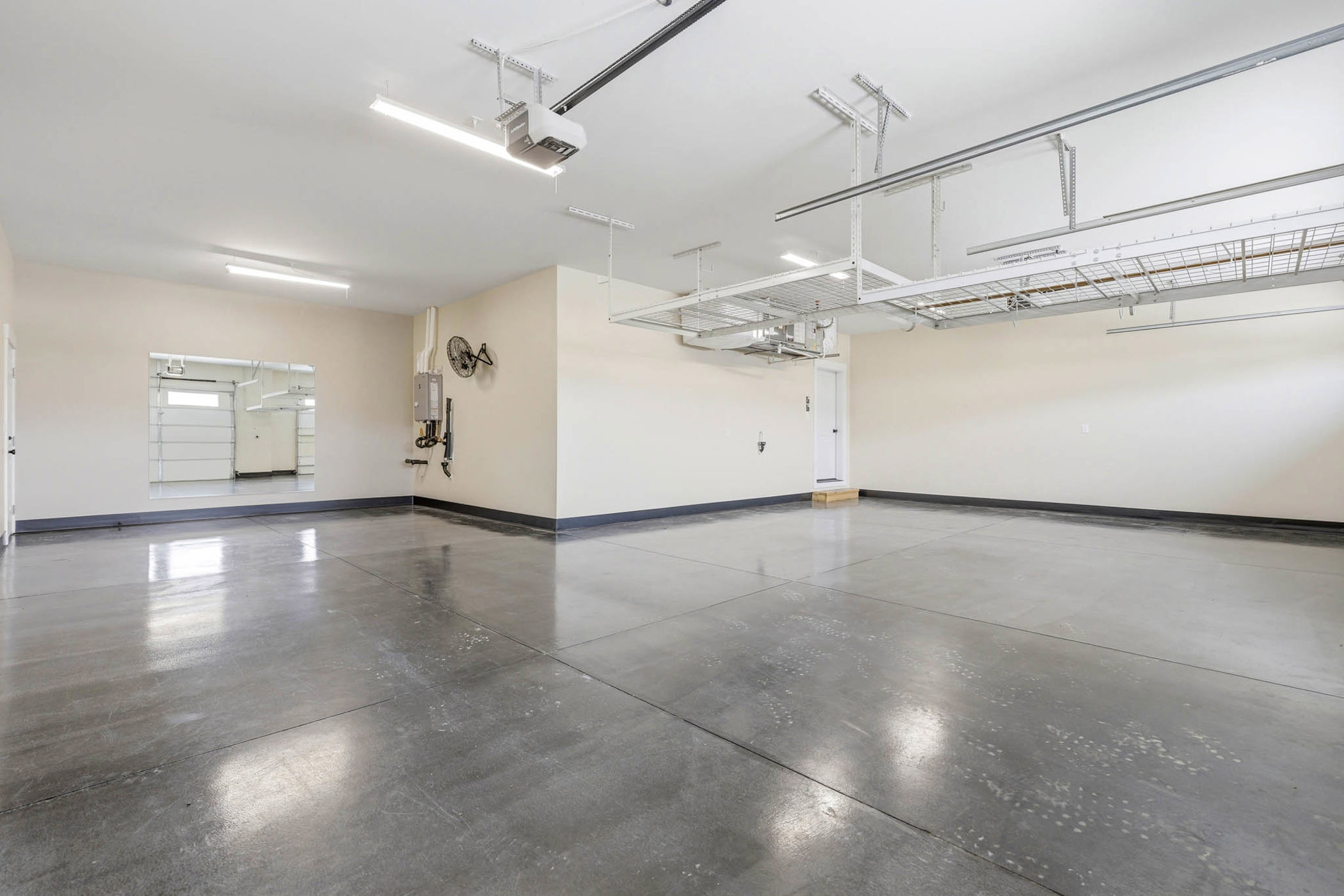  Large Rooms. Four-Car Garage. One Perfect Fit. - 物件實景