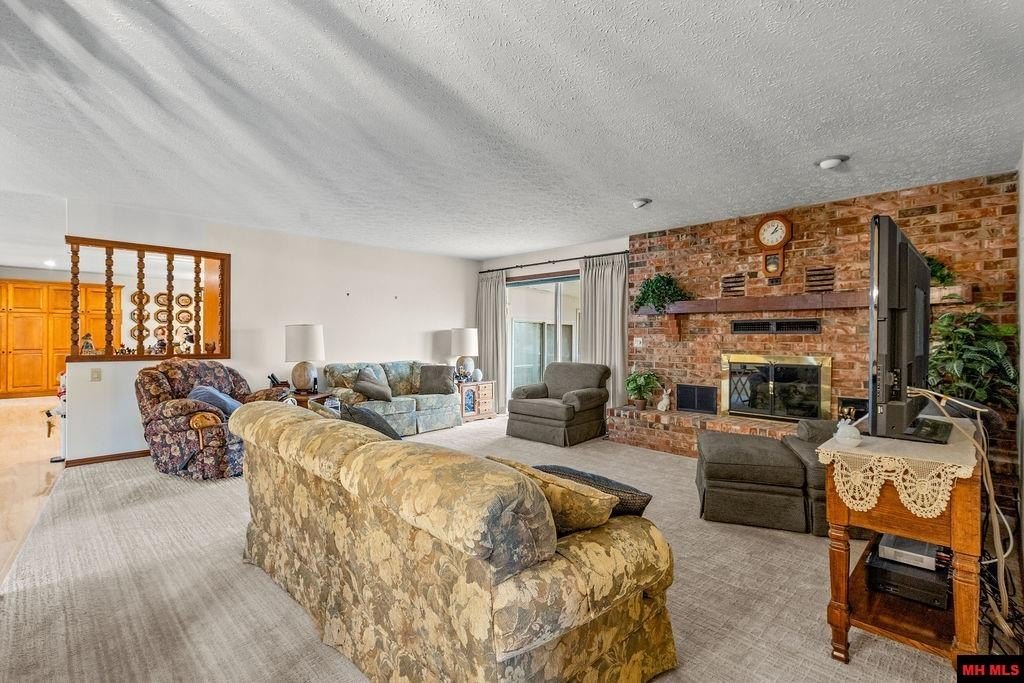 Mountain Home, Arkansas, 72653, United States, 3 Bedrooms Bedrooms, ,4 BathroomsBathrooms,Residential,For Sale,2025116