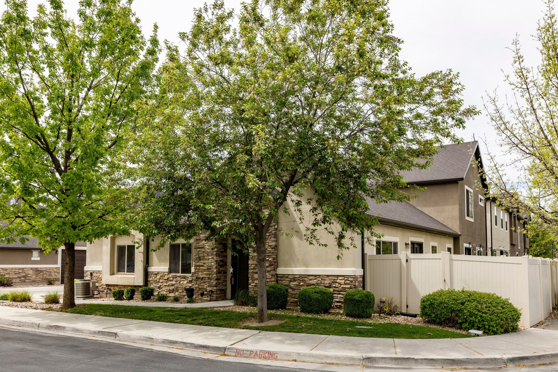  Single-level living with fenced yard in peaceful Valentine Estates - 物件實景
