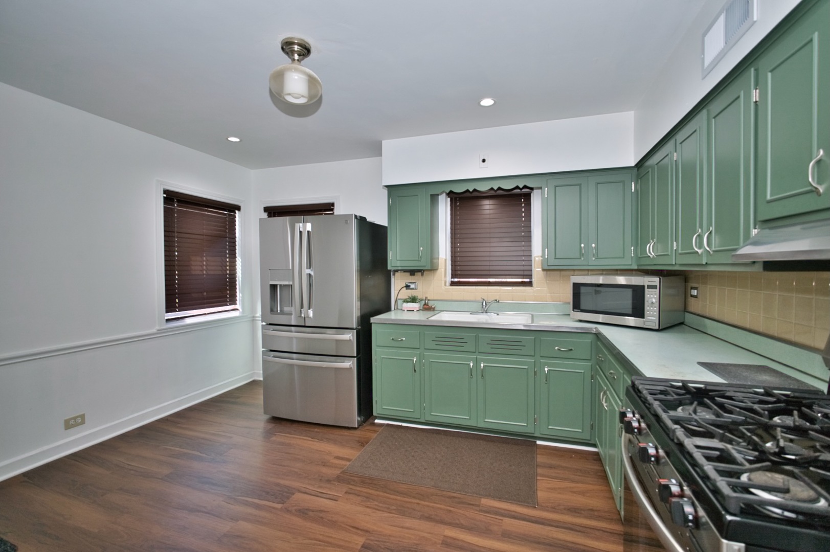 Lincolnwood, Illinois, 60712, United States, 3 Bedrooms Bedrooms, ,2 BathroomsBathrooms,Residential,For Sale,1863685
